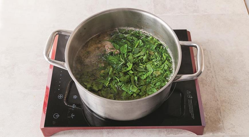Фото приготовления рецепта: Зеленые щи с щавелем и говядиной, шаг №5