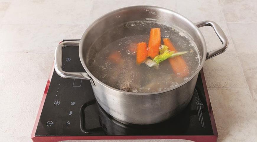 Фото приготовления рецепта: Зеленые щи с говядиной, шаг №2