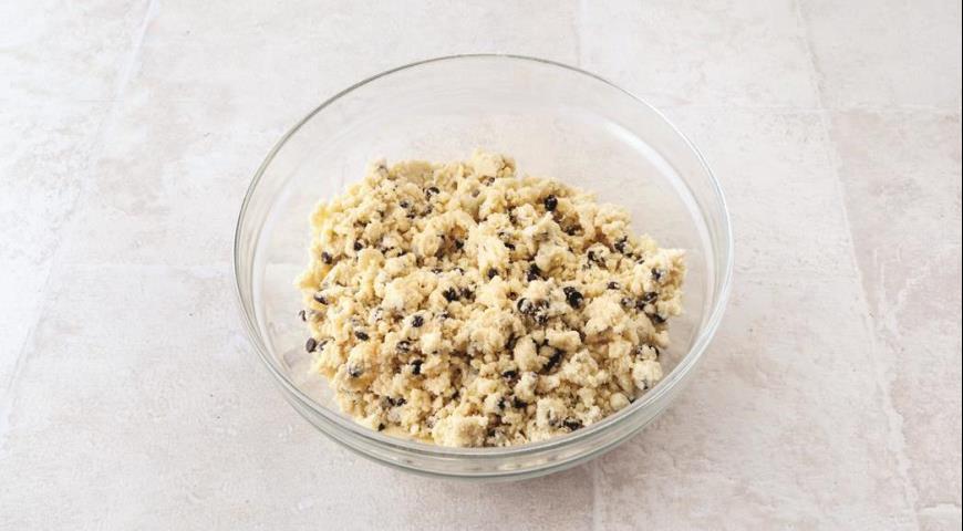 Фото приготовления рецепта: Нежное рассыпчатое песочное печенье с шоколадом, шаг №3