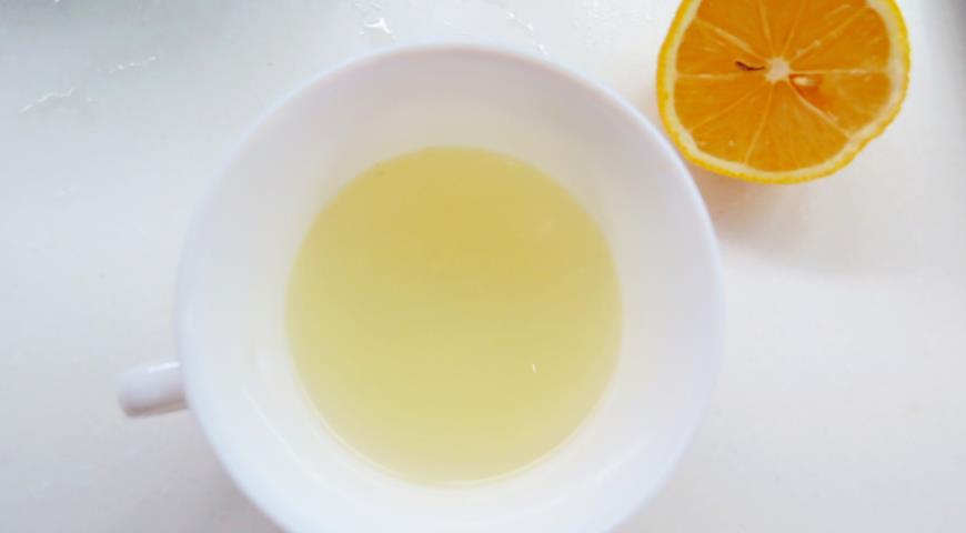 Для лимонной пропитки смешиваем сахар и лимонный сок