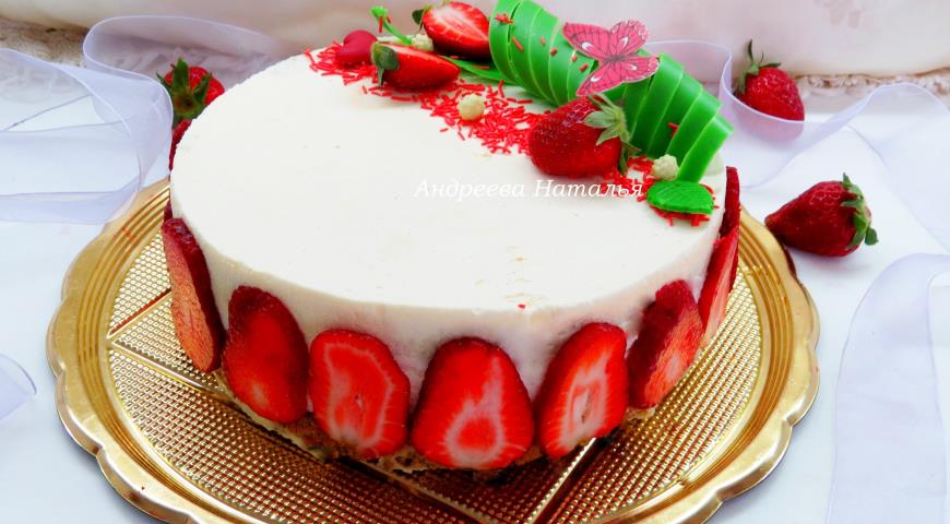 Торт охлаждаем и украшаем свежими ягодами клубники