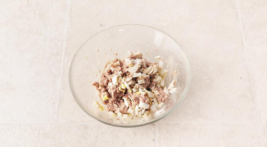 Фото приготовления рецепта: Вкусный салат из печени трески с моченым яблоком, шаг №3