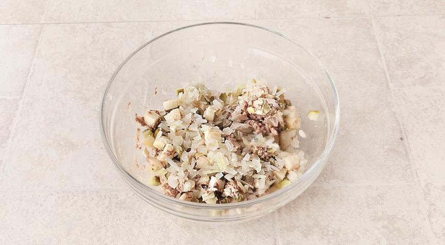 Фото приготовления рецепта: Вкусный салат из печени трески с моченым яблоком, шаг №5