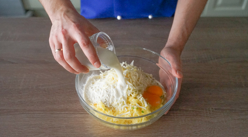 Картофельная запеканка с сыром, в миске замешайте муку, яйца и растопленное масло
