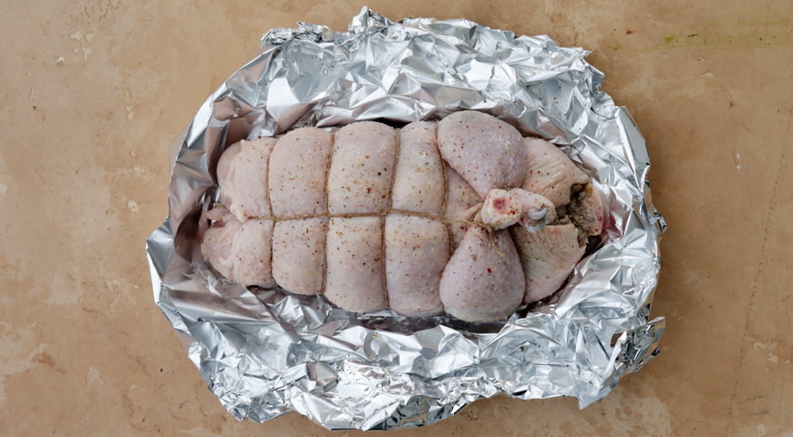 Фото приготовления рецепта: Галантин из курицы и утки с потрошками , шаг №5