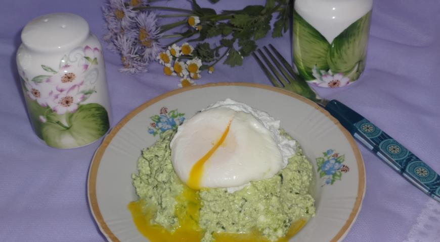 Выкладываем на тарелку "Зелёный" творог с яйцом-пашот