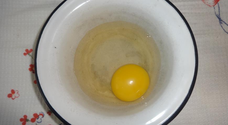 Разбить яйца в миску