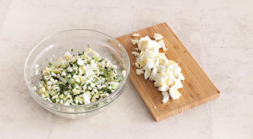 Фото приготовления рецепта: Яичный салат, самый быстрый и вкусный на свете, шаг №4