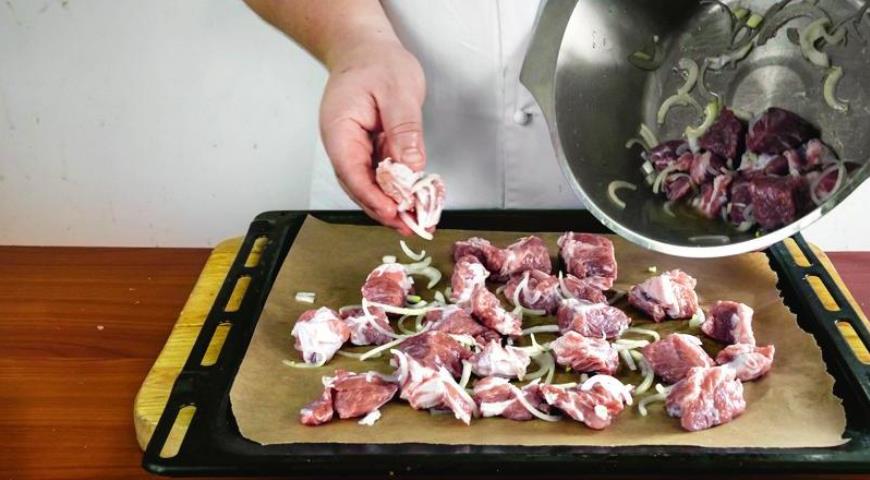 Фото приготовления рецепта: Шашлык из свинины в духовке на противне, шаг №3