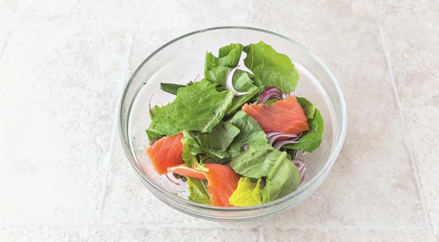 Фото приготовления рецепта: Салат из лосося с каперсами и красным луком, шаг №5