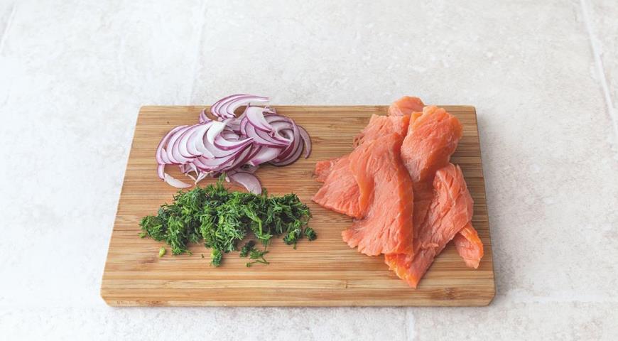 Фото приготовления рецепта: Салат из лосося с каперсами и красным луком, шаг №3