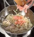 Фото приготовления рецепта: Гречневая каша с лососем и оливковым маслом, шаг №4