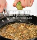 Фото приготовления рецепта: Жареный минтай в орехово-грибной панировке, шаг №3