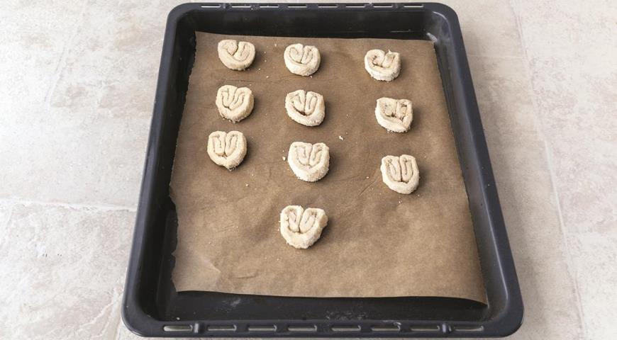 Фото приготовления рецепта: Печенье пальмьеры - основа для берлинского печенья, шаг №5