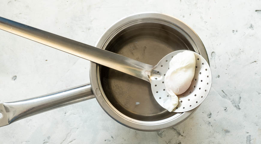 Фото приготовления рецепта: Протеиновый завтрак – тост с яйцами и авокадо, шаг №2