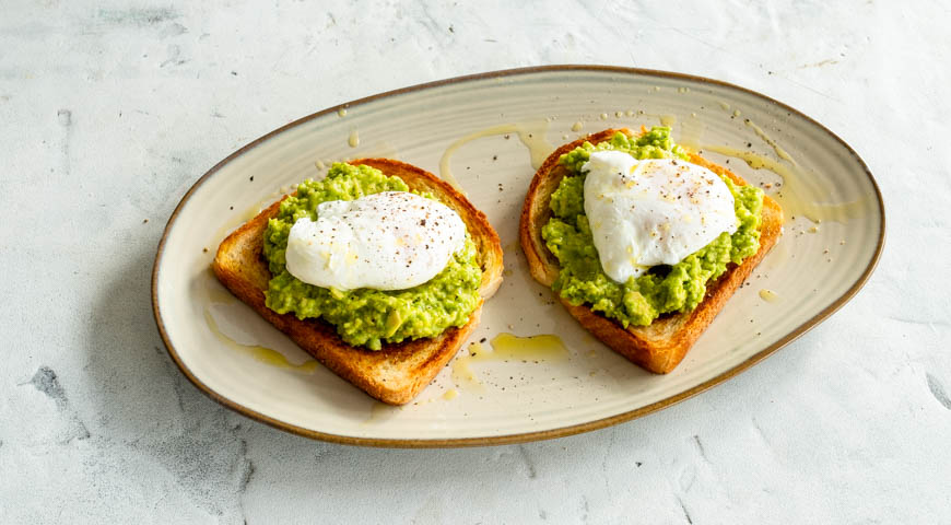 Фото приготовления рецепта: Протеиновый завтрак – тост с яйцами и авокадо, шаг №4