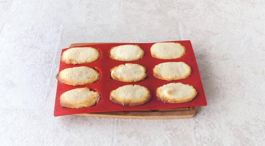 Фото приготовления рецепта: Культовое французское печенье Мадлен, шаг №7