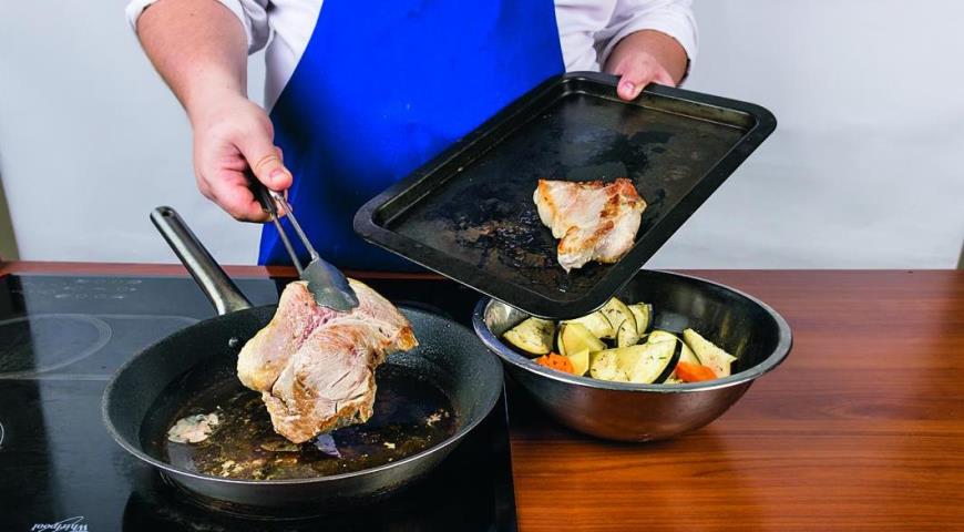 Фото приготовления рецепта: Как приготовить свиные отбивные с овощами в духовке  , шаг №3