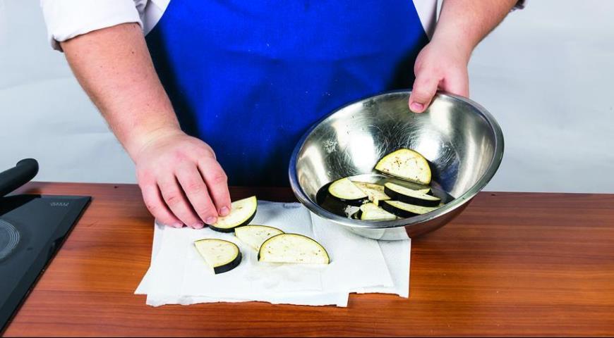 Фото приготовления рецепта: Как приготовить свиные отбивные с овощами в духовке  , шаг №2