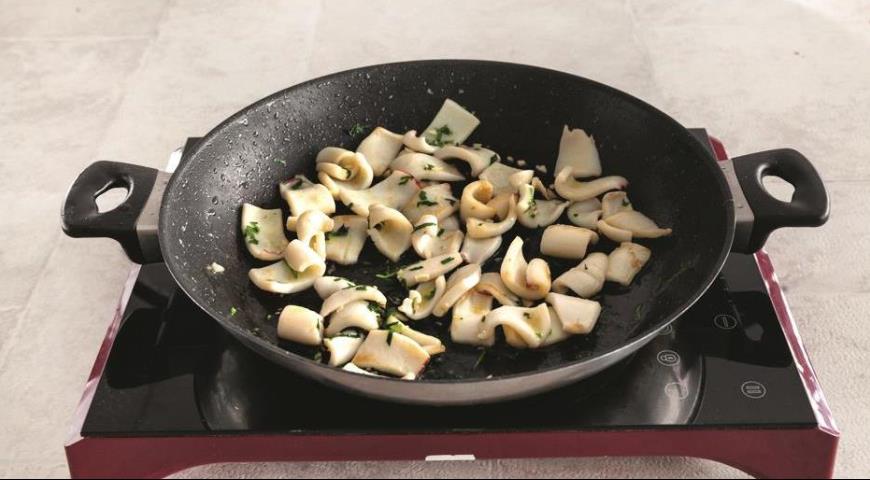 Фото приготовления рецепта: Теплый салат с кальмарами и яблоками, шаг №5