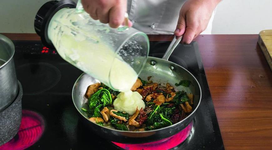 Фото приготовления рецепта: Паста с курицей и соусом из цветной капусты , шаг №6