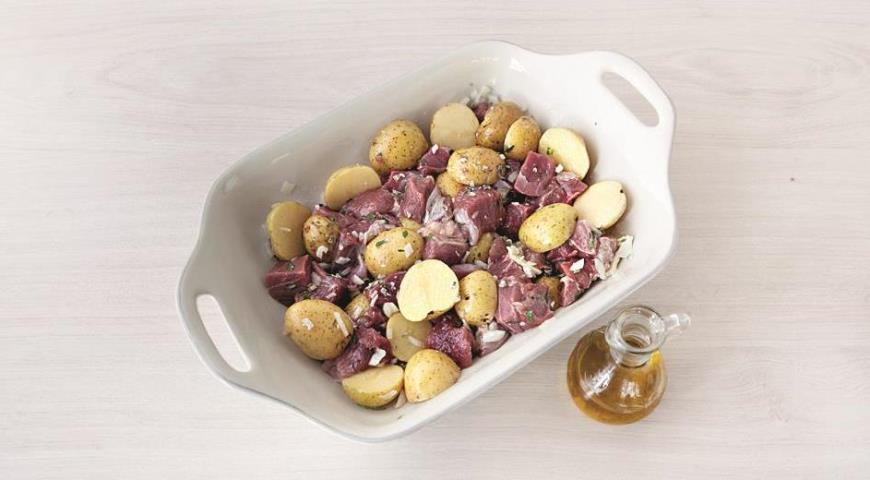 Фото приготовления рецепта: Ягнятина, запеченная с картофелем по-итальянски, шаг №3