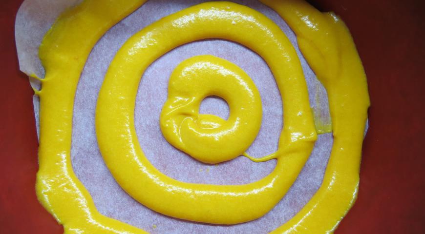 В форме для выпечки желтым тестом рисуем 3 вложенных круга