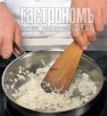 Фото приготовления рецепта: Фетуччине с креветками в сливочном соусе, шаг №2