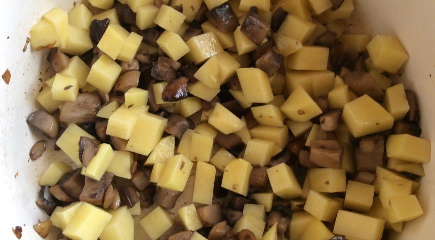 Нарезаем картофель для крем-супа