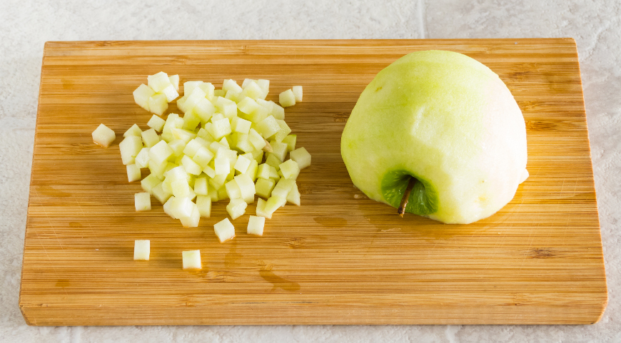 Фото приготовления рецепта: Яблочные мини-пироги с мороженым, шаг №3