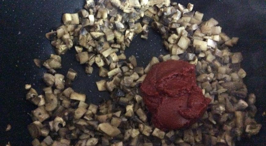 К грибам добавляем томатную пасту