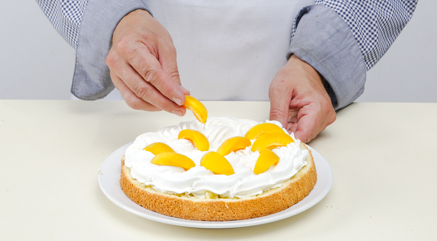 Фото приготовления рецепта: Бисквитный торт с абрикосами, шаг №6