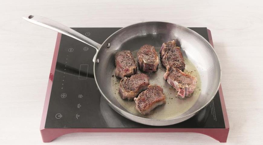 Фото приготовления рецепта: Ягнятина по-английски с мятным соусом, шаг №5