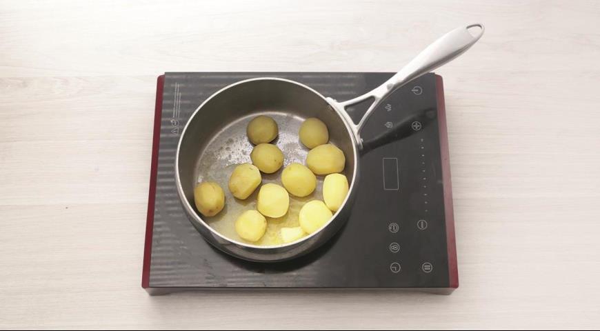 Фото приготовления рецепта: Ягнятина по-английски с мятным соусом, шаг №6