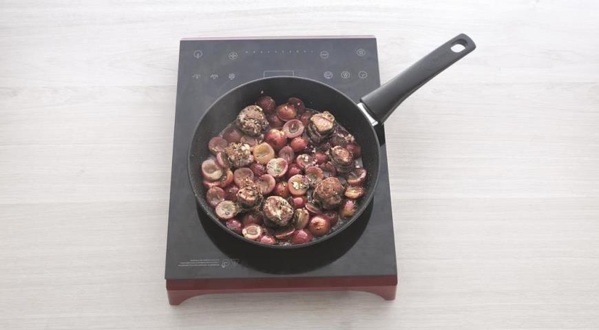 Фото приготовления рецепта: Вырезка ягненка с виноградом и пюре, шаг №6