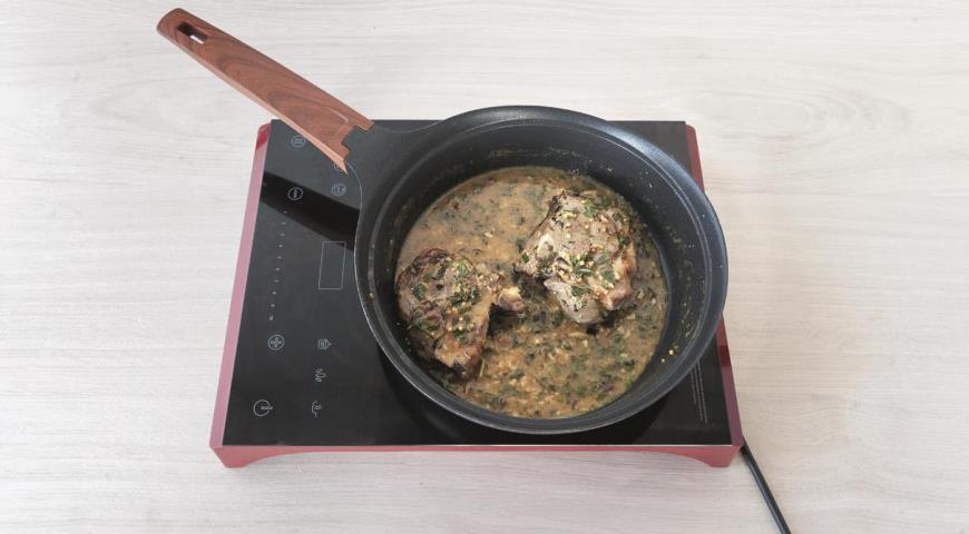 Фото приготовления рецепта: Стейк из костреца ягненка в горчичном соусе, шаг №5