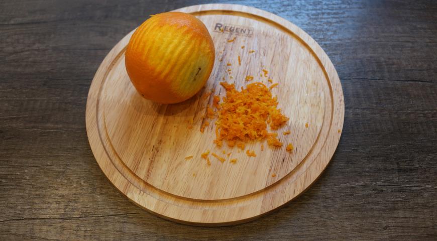 Цедру апельсина натираем на терке, а очищенный фрукт нарезаем