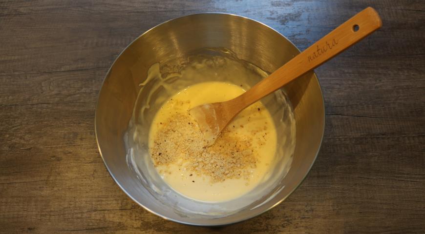 Смешиваем сливочный сыр, сахарную пудру, сливки, яйцо и измельченный фундук