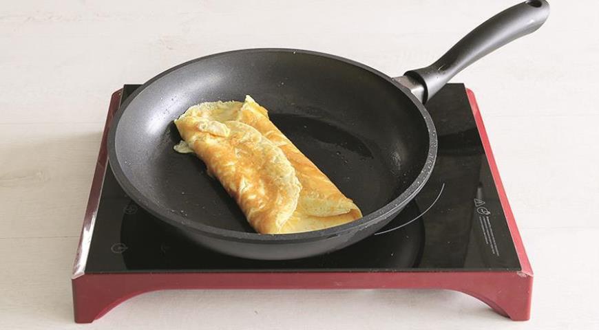 Фото приготовления рецепта: Французский омлет с сыром, шаг №5