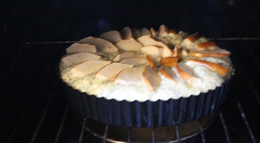 Пирог ставим выпекаться в разогретую духовку