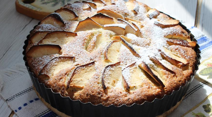 Готовый творожный пирог с маком и яблоками посыпаем сахарной пудрой