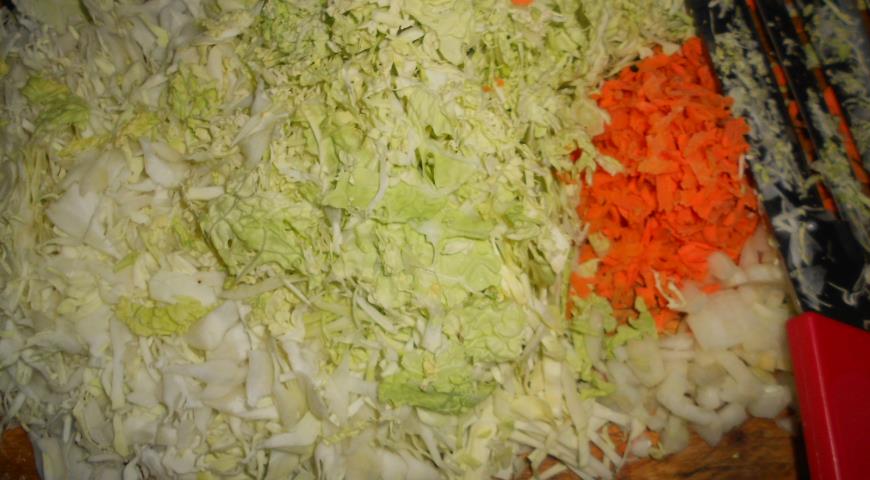 Для начинки нарезаем капусту и лук, трем морковь на мелкой терке