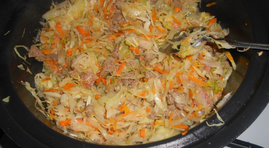 Капусту, морковь и мясной фарш тушим на сковороде почти до готовности