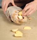 Фото приготовления рецепта: Гусь, фаршированный картофелем, шаг №2