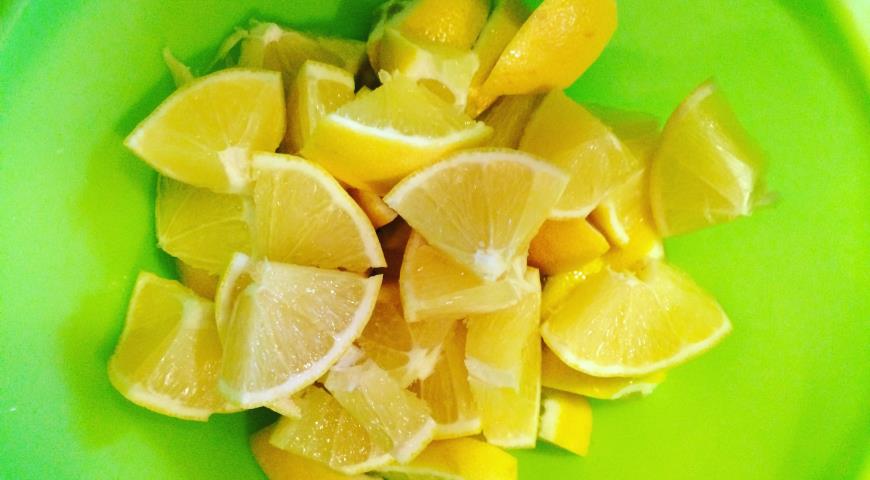 Нарезаем лимоны и вытаскиваем косточки для приготовления начинки пирога
