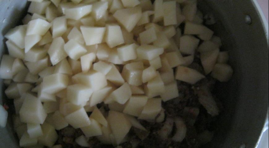 Нарезаем субпродукты и картофель для приготовления начинки 