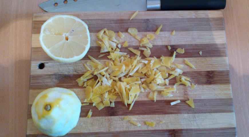 Лимонные дольки и цедру нарезаем