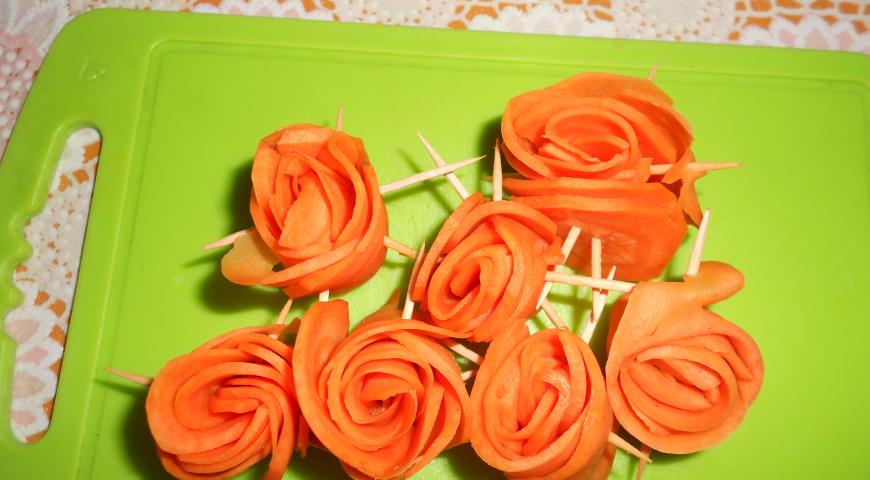 Делаем цветочки из моркови для салата