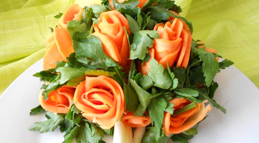 Салат "Праздничный букет" украшаем цветами из моркови