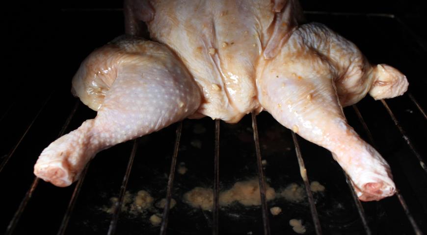 Выкладываем курицу на решетку духовки